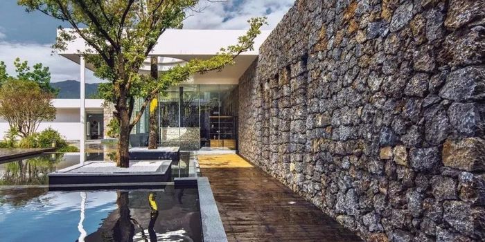 農(nóng)村廢舊石頭變成了墻，“糙”美