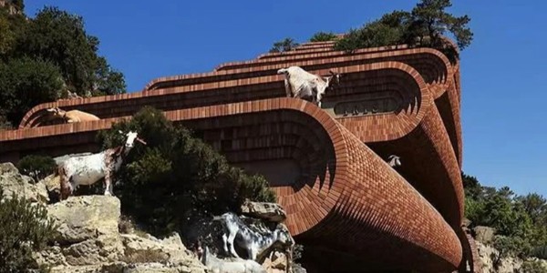 穿梭于山間：懸崖邊的 “層疊建筑”